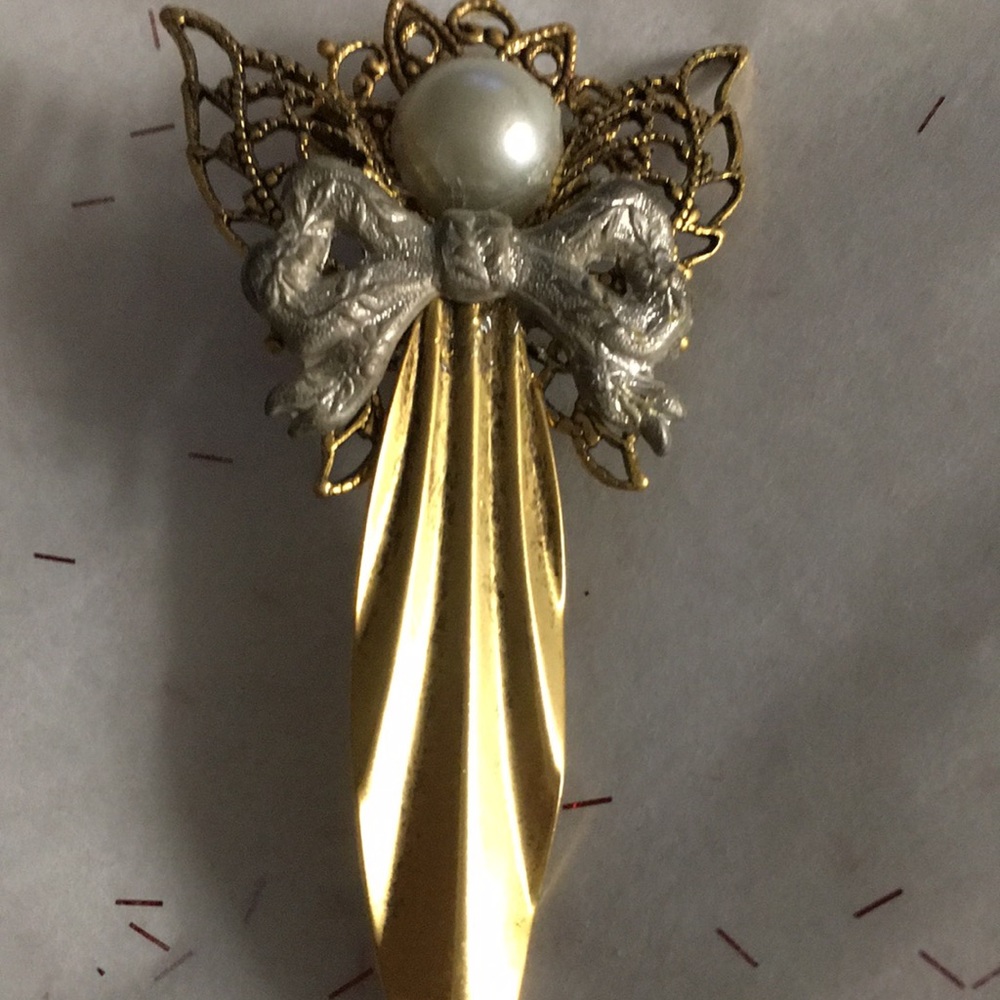 Handcrafted Angel Pin - Picture 2 of 3